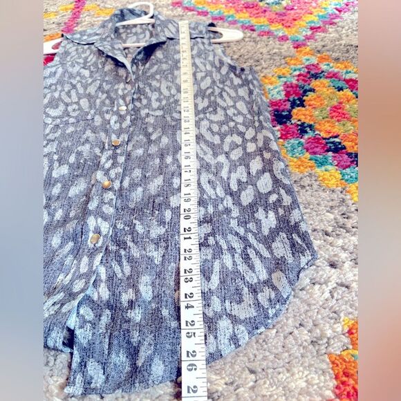 L’AGENCE Sleeveless Snap Front Leopard Print Top Blue - Picture 9 of 9